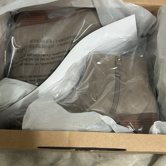 NIB J Crew flat grey ankle boots - Picture 8 of 9